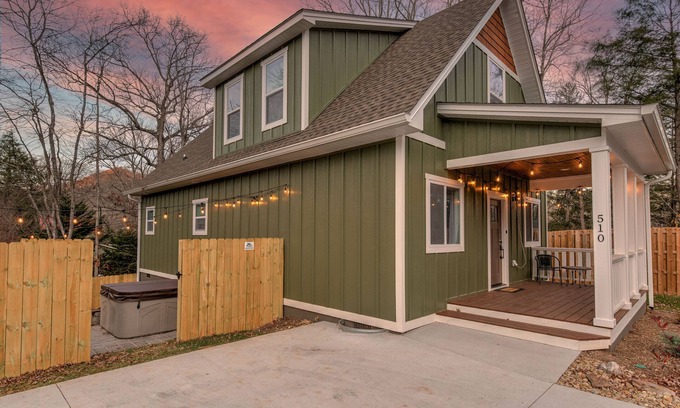 Black Mountain Cottage | Cozy Cottage- Hot Tub/16 mi from Asheville/Fire Pit/Arcade/Foosball