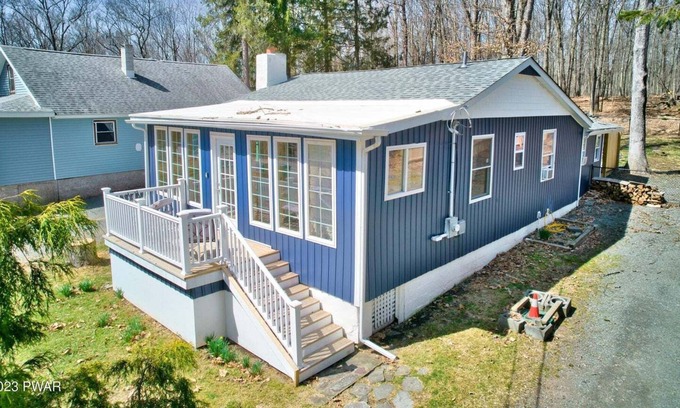 Lakeville Cottage | Cozy cottage located 2 blocks from lake Wallenpaupak