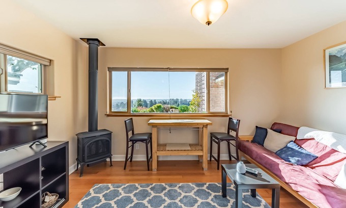 Arcata Apartment | Cozy cottage with a full kitchen, WiFi, gas fireplace, & sweeping bay views