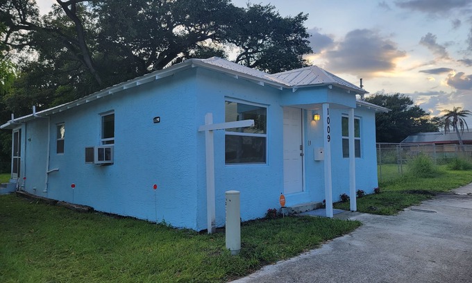 Fort Pierce House | Cozy Cottage with large backyard! Mins from beach