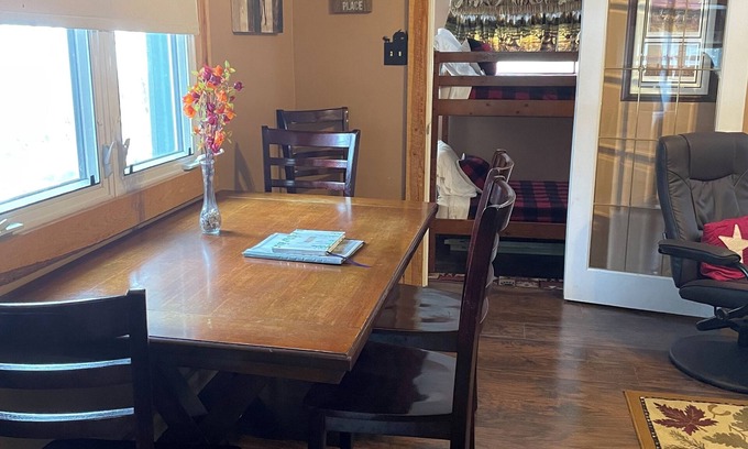 Custer Cottage | Cozy Creekside Cottage