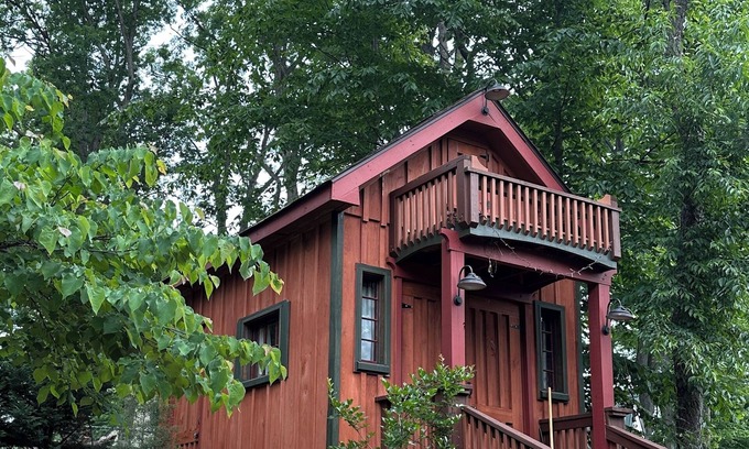 Point of Rocks Cottage | Cozy Custom-built Cottage in pleasant Point of Rocks with WiFi and AC