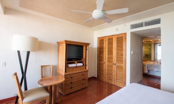 Marina Vallarta Hotel | Cozy & Elegant Studio in Puerto Vallarta with Pool & Gym