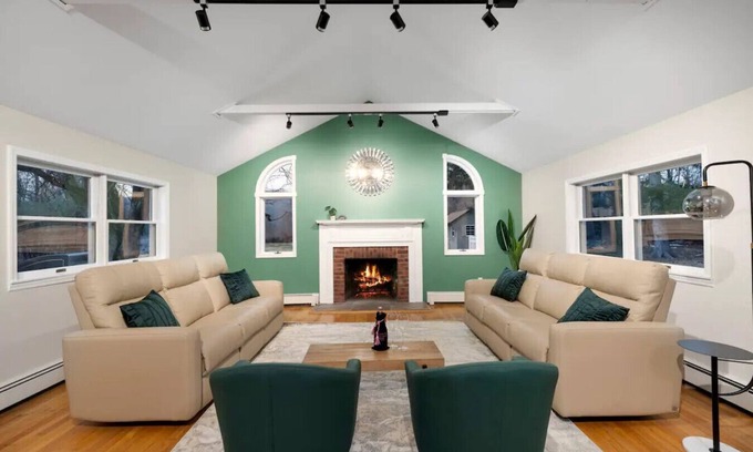 Town of Ramapo House | Cozy Fall Home with 4BR and Fireplace Near NYC
