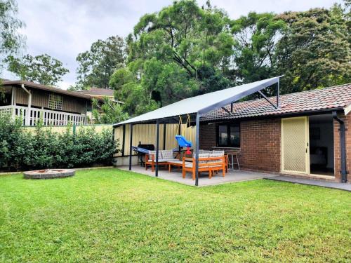 Cranebrook Apartment | Cozy Getaway with private backyard