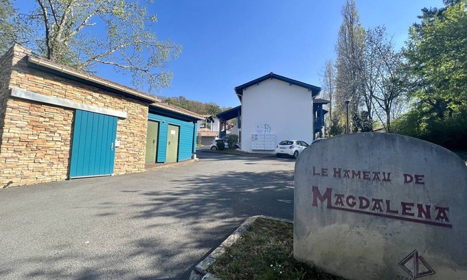 Cambo-les-Bains Apartment | Cozy Ground-Floor T1 Bis with Terrace, Pool Access & Parking - Cambo-les-Bains