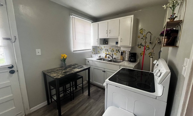 Valdosta Apartment | Cozy Historic1-bedroom apartment with full amenities!