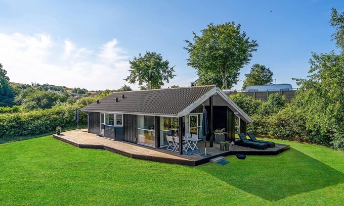 Hjarbæk House | Cozy home in Løgstrup with kitchen