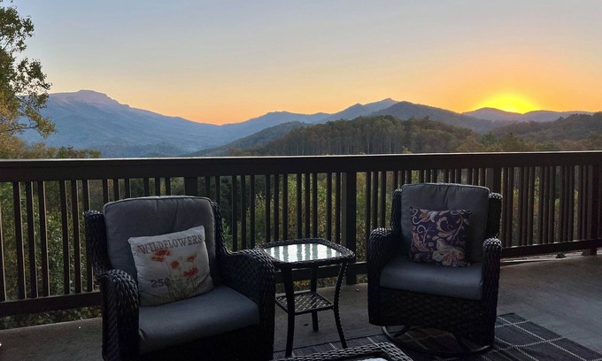 Boone Condo | ☆Cozy Luxe Echota☆: WOW View☆2 Kings☆No Stairs☆Seasonal Decor☆Hot Tub☆Fire Place