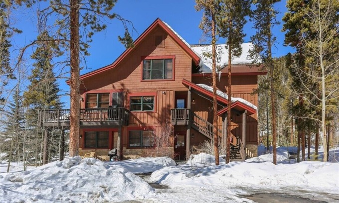 Keystone Condo | Cozy mountain getaway. Fireplace. Hot tub and pool