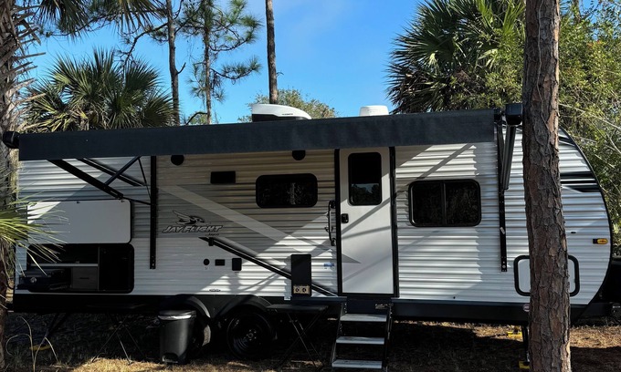 Clewiston House | Cozy New Camper on Lake Front with access to fishing