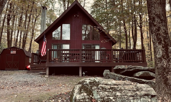 Hamlin House | Cozy Pocono Chalet in Gated Community