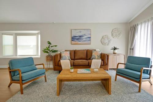 Lake Berkley House | Cozy, quiet and renovated pool home near Disney