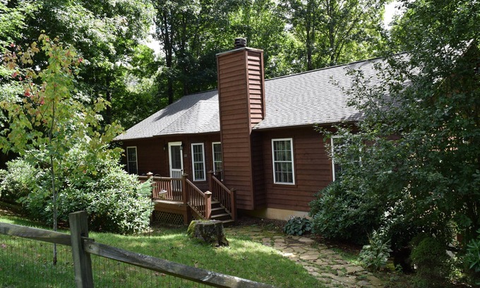 Todd Cabin | Cozy, Relaxing High Country Cabin w/Fireplace & 2 kayaks!