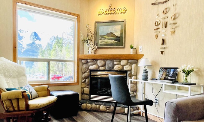 Harvie Heights House | Cozy renovated 2BR 2BA TownHouse with Mountain View