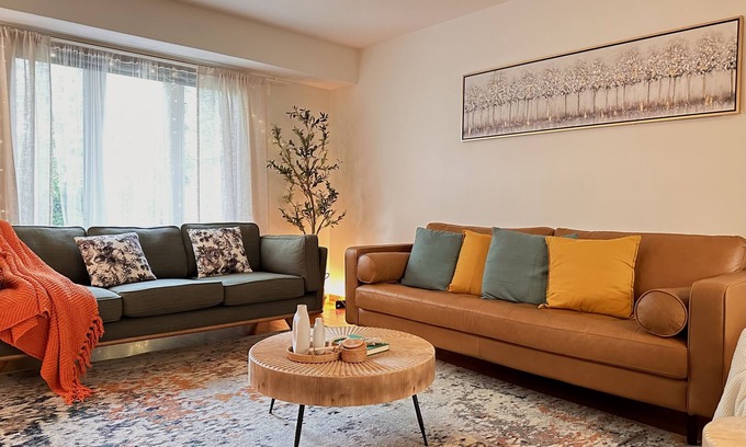 Streamwood House | Cozy retreat in a prime location