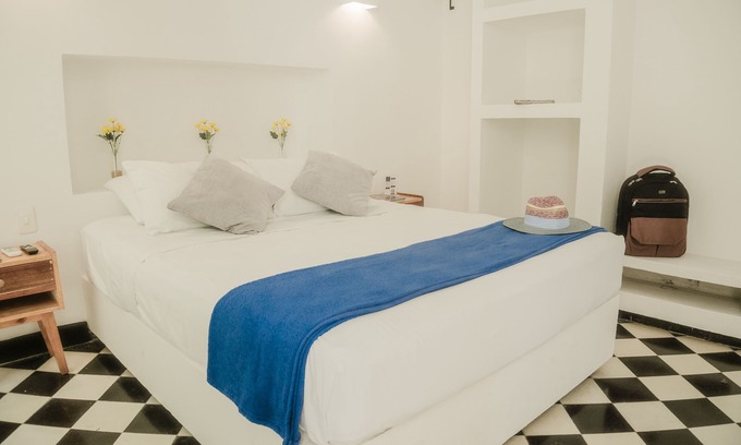 Historic Center House | Cozy Room With Pool at a Colonial House