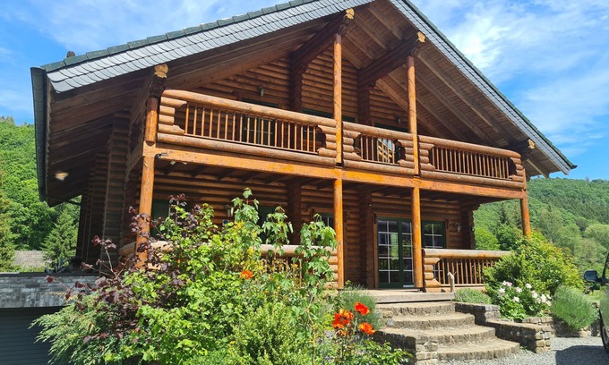 Hellenthal House | Cozy round log villa with SwimSpa, whirlpool and sauna