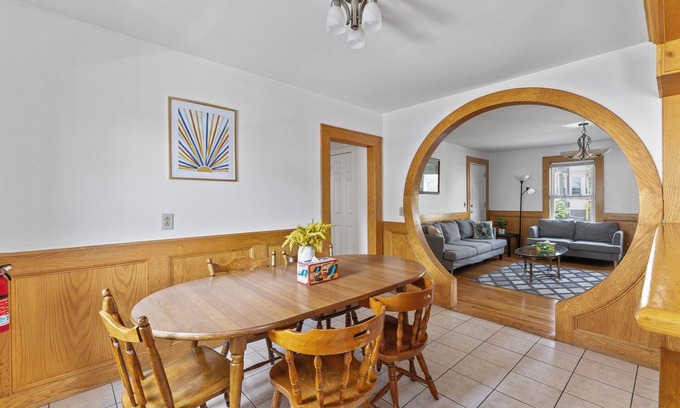 Malden Apartment | Cozy & Spacious 3Br home in Malden/with free parking and windows AC