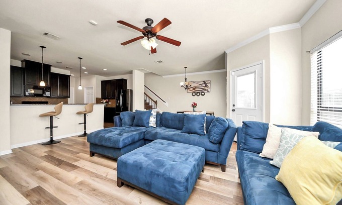 Barker House | Cozy & Spacious Getaway with King bed and Backyard