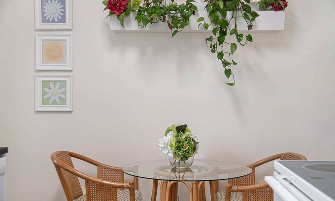 Dundee-Happy Hollow Historic District Apartment | Cozy Spot w/a Private Hot Tub, Near Attractions!