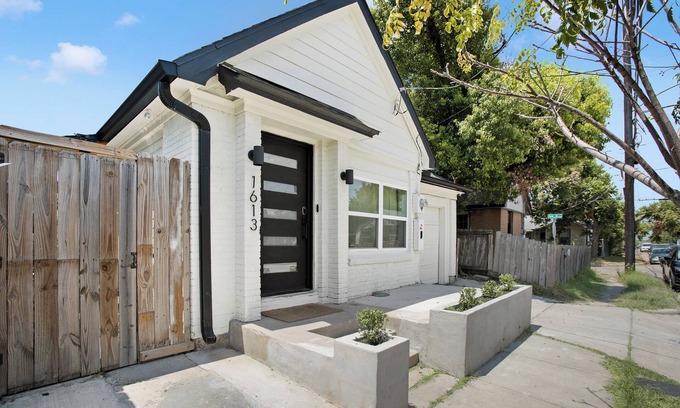 Greater East End House | Cozy Stay Near Downtown -10 min- La Casita Blanca
