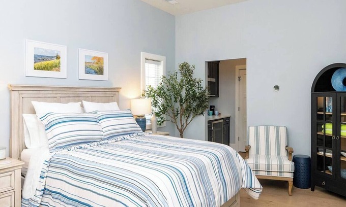 Douglas Apartment | Cozy studio in Douglas with swimming pool and fireplace.