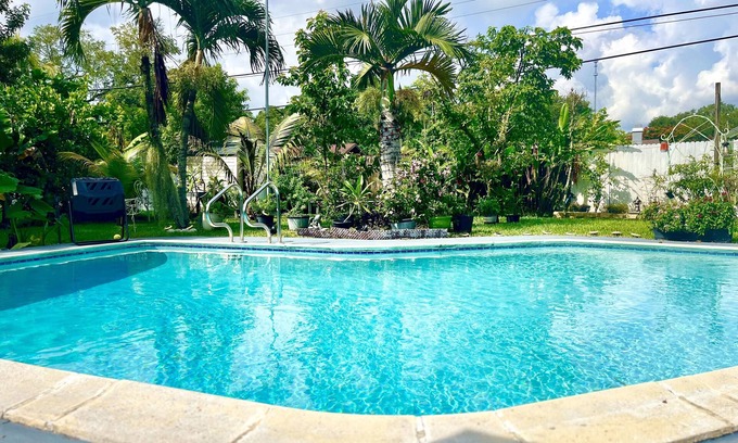 West Park Apartment | Cozy Studio, Priv. Entrance, pool.