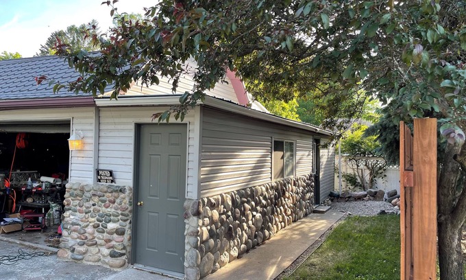 Oscoda Apartment | Cozy studio with AC and WiFi. Central for tourist sites in Oscoda. family of 4.