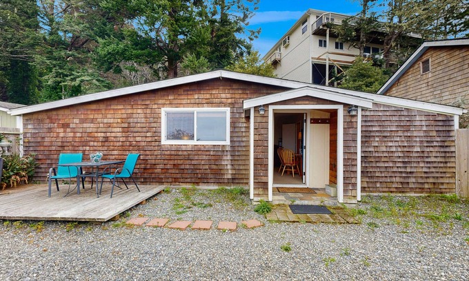 Gold Beach Apartment | Cozy studio with partial ocean views and enclosed yard - dogs welcome