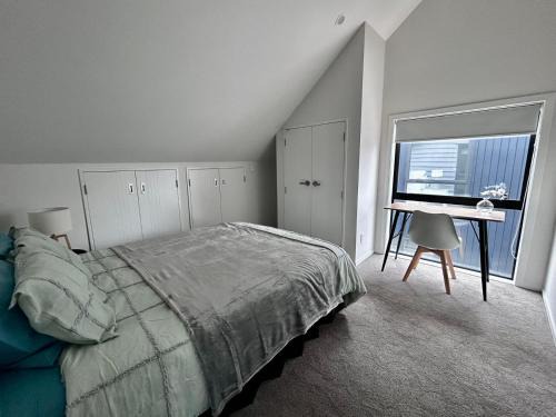 Auckland Bed & Breakfast | Cozy Top-Floor Stay with Private Bathrooms & Free Parking