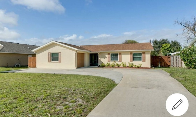 West Melbourne House | Cozy Tropical Oasis