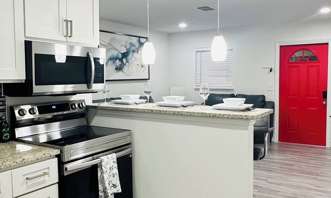 Bayshore Gardens House | Cozy Unit Near IMG & Beaches