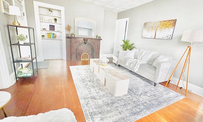 Downtown Harrisburg Apartment | Cozy waterfront 2BR/3 Beds w./Modern meets Historical Charm/Chic