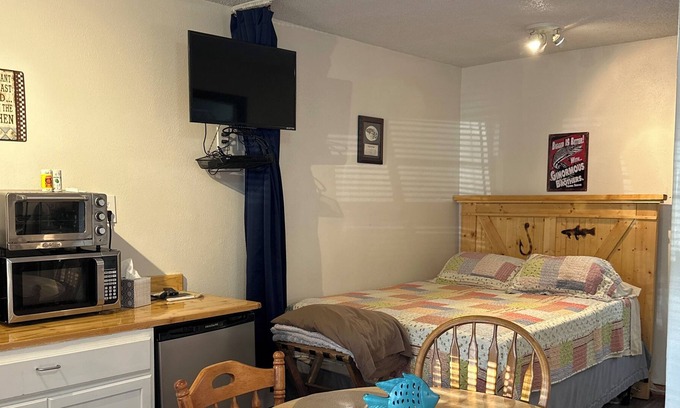 Mammoth Spring Cabin | Cozy weekend get-a-way cabin within walking distance from State park.