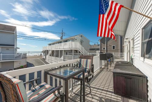 York Beach Apartment | Cozy York Studio with Ocean View, Steps to Beach!