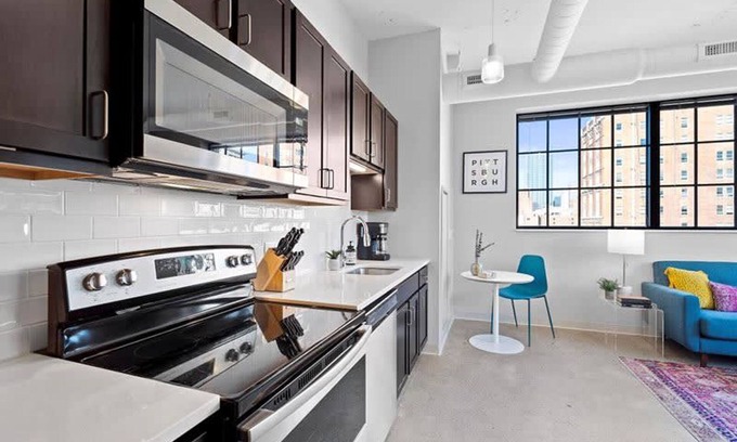 Downtown Pittsburgh Apartment | Cozysuites Modern 1BR Downtown Pittsburgh