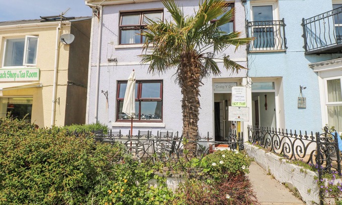 Llansteffan Cottage | CRAIG Y DON, pet friendly, with hot tub in Llansteffan