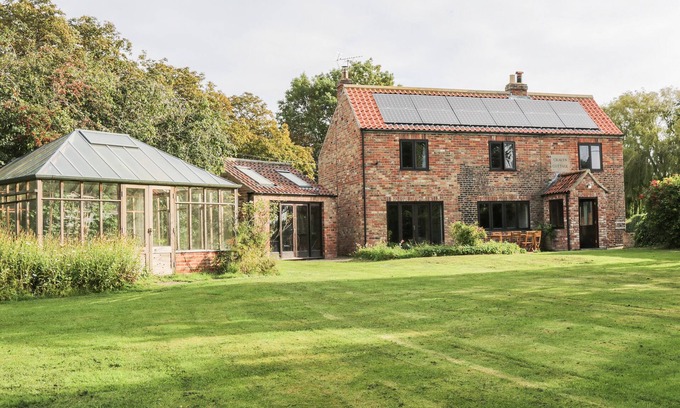Driffield Cottage | CRAVEN COTTAGE, family friendly, with open fire in Bridlington