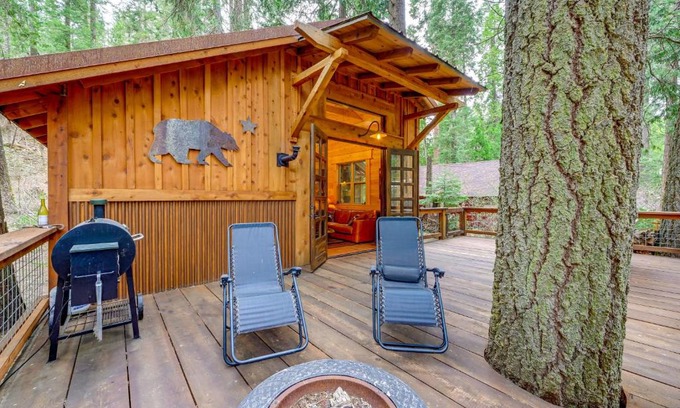 Hartland House | Creekside Cabin about 20 Mi to Kings Canyon Park!
