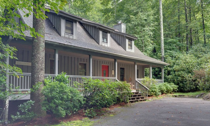 Sapphire House | Creekside Family Retreat by Waterfalls & Hiking!