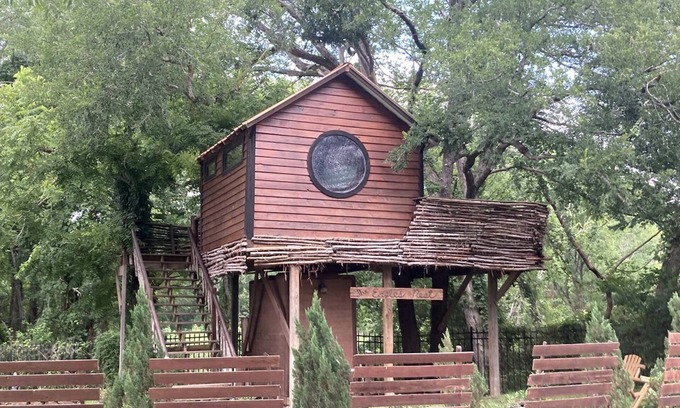 Willis RV Rental | Creekside Texas Tree House Rental on Lake Conroe