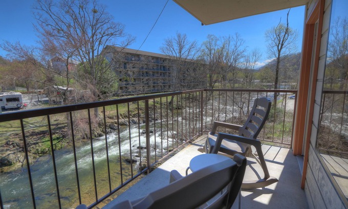Gatlinburg - Pigeon Forge Hotel | Creekstone Inn