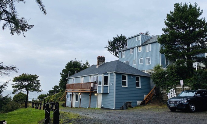 Lincoln City Apartment | "Crow's Nest"-smaller cozy rustic, vintage 1 bedroom w/spectacular ocean view