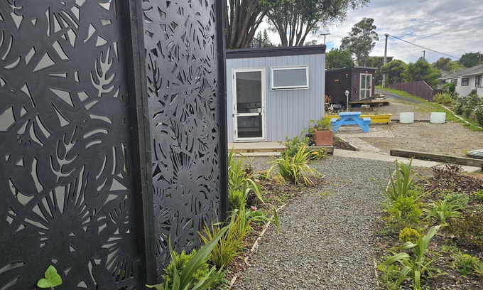 Maketu Cabin | Crows Nest Cabin with amazing Sea View's & Pet-Friendly