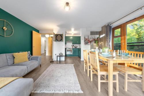 Bensham Manor Apartment | Croydon FBS Retreat, Easy access to central