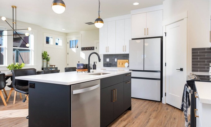 Cascade House | Custom Home/Hot Tub/Fireplace/Close To LakeCascade