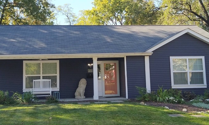 Kirkwood House | Cute 2-Bed 2- Bath Cottage in Kirkwood MO