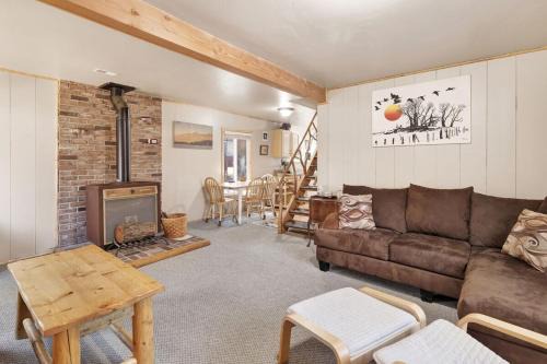Sugarloaf House | Cute and Cozy Cottage- Big Bear Retreat in the Pines