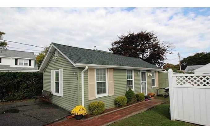 Narragansett House | Cute cottage just steps to beautiful Scarborough beach